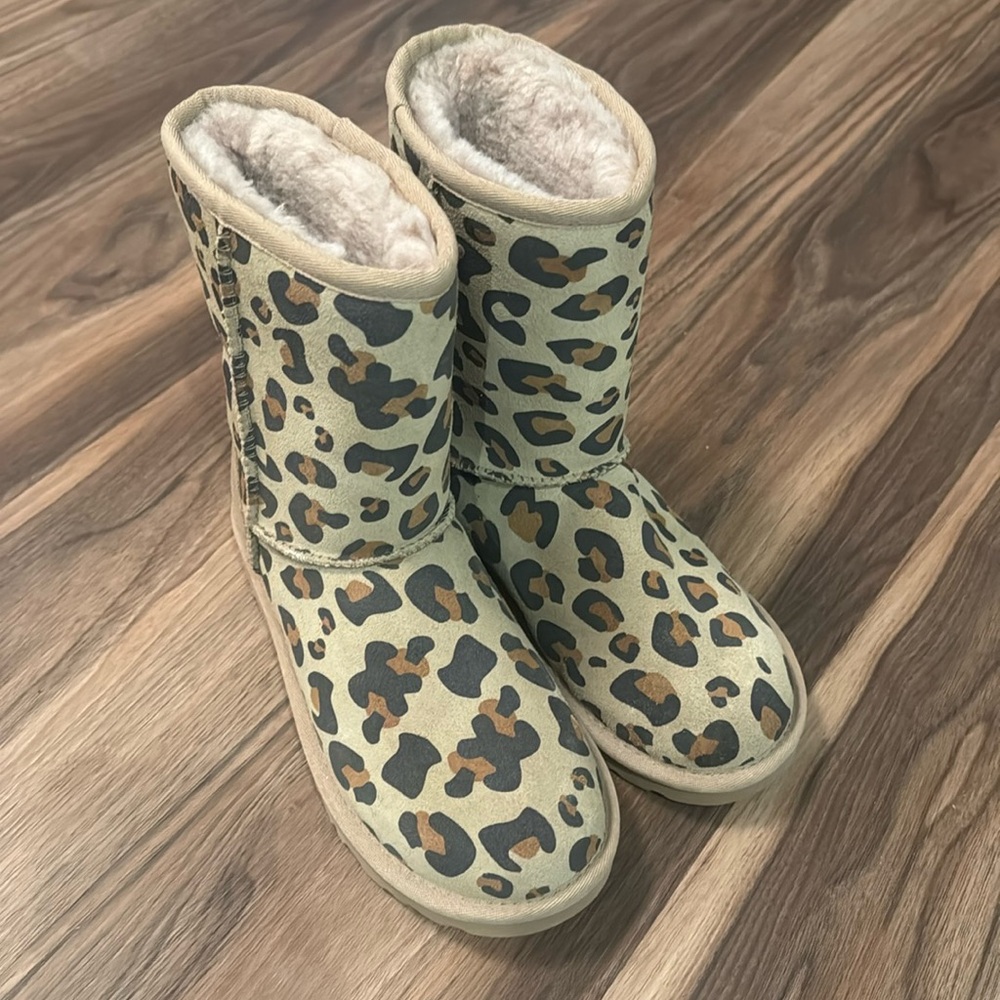 Leopard Uggs size 5 youth